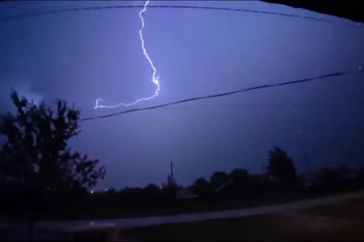    Ночной ливень с громом и молнией засняли волгоградцы