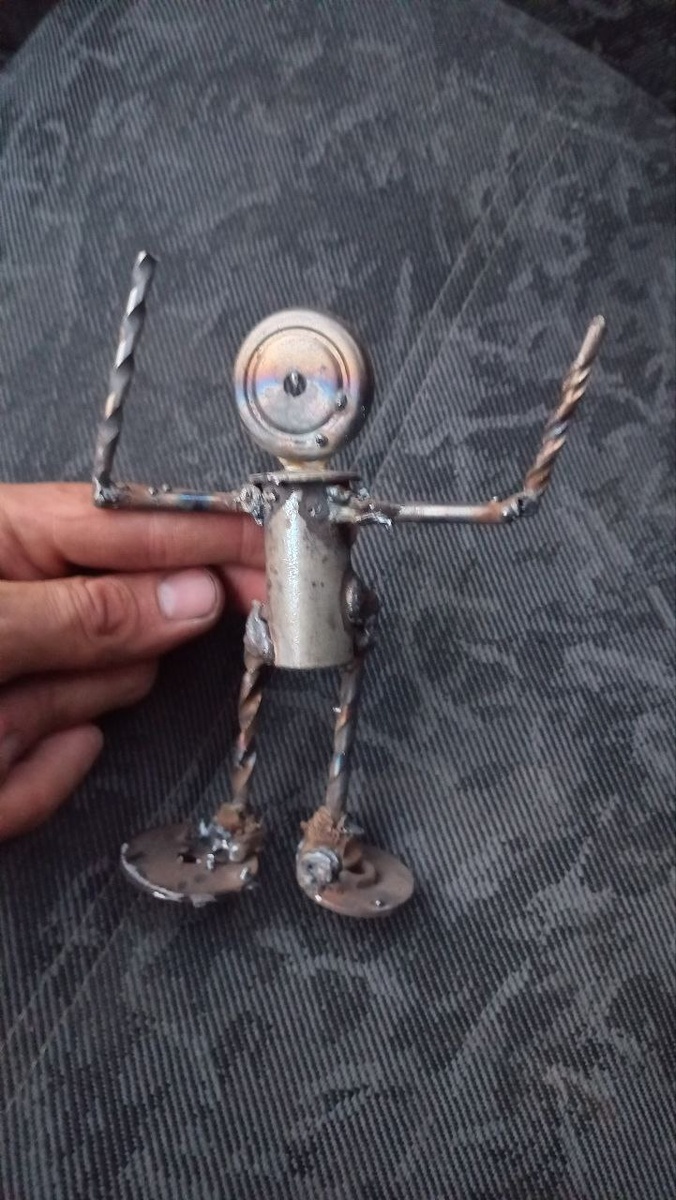 Конечно это не токен и не аутентификатор, просто картинка, по моему мнению, наиболее подходящая для иллюстрации темы статьи