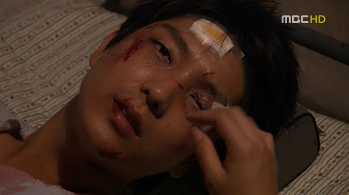 Сухён эталонно попадает в ситуации психологической уязвимости. На счастье, чаще всего с ним в эти моменты рядом оказывается Ари (и один раз призрак мамы). Главная фишка персонажа в том, что за него хочется умереть. Буквально всем. Но Сухён всегда в этом деле на шаг впереди желающих. Листайте галерею. Моя любимая сцена, где Ари вытрает у него с лица кровь, а он, подлец такой, делает вид, что надо говорить о деле с Минги. Посмотрел бы с лаской что ли. Эх, Сухён. 