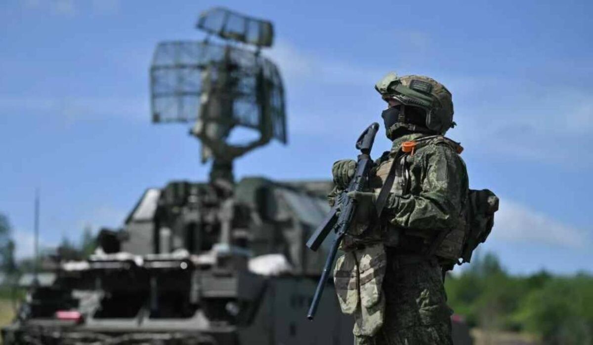     Российский военный у ЗРК. Источник: ria.ru Автор фото: Станислав Красильников