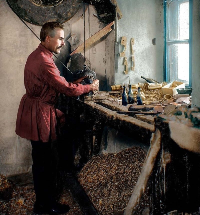 Василий Звёздочкин в своей мастерской
