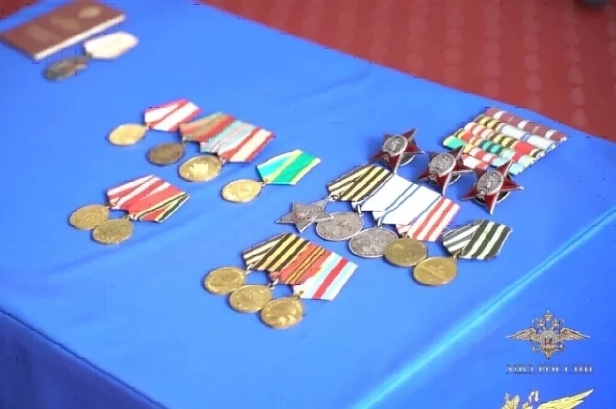    В Челябинске полиция вернули семье ветерана утерянные награды