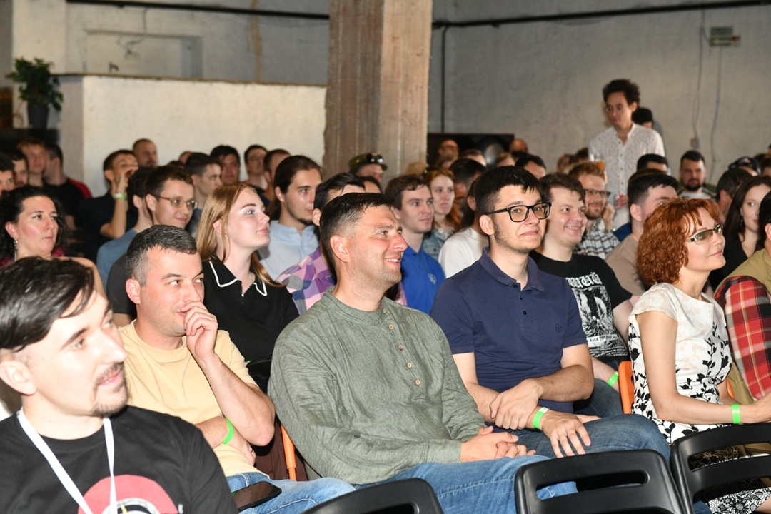 В лекционном зале яблоку негде было упасть