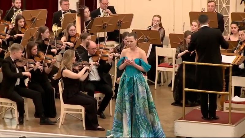    Артист поет не для себя