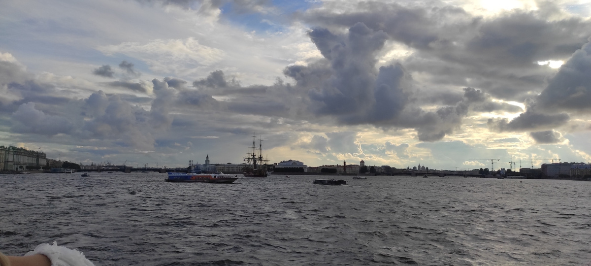 Прошли Двоцовый мост, идем к Троицкому. Слева Зимний дворец, прямо - здание Биржи