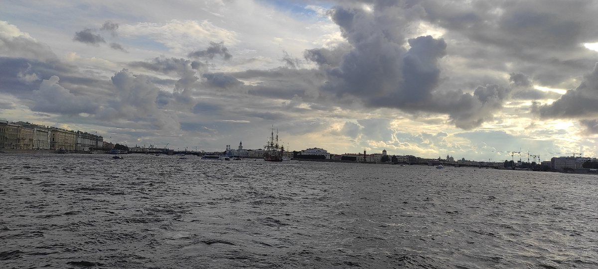 Прошли Двоцовый мост, идем к Троицкому. Слева Дворцовая набережная, прямо - здание Биржи