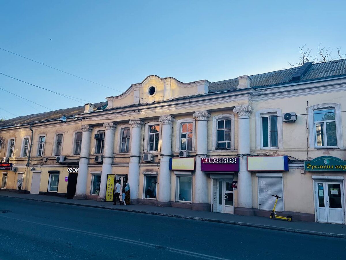 Фасад с колоннами — как строгий учитель: смотрит строго, но если приглядеться, в глазах тепла больше, чем строгости.