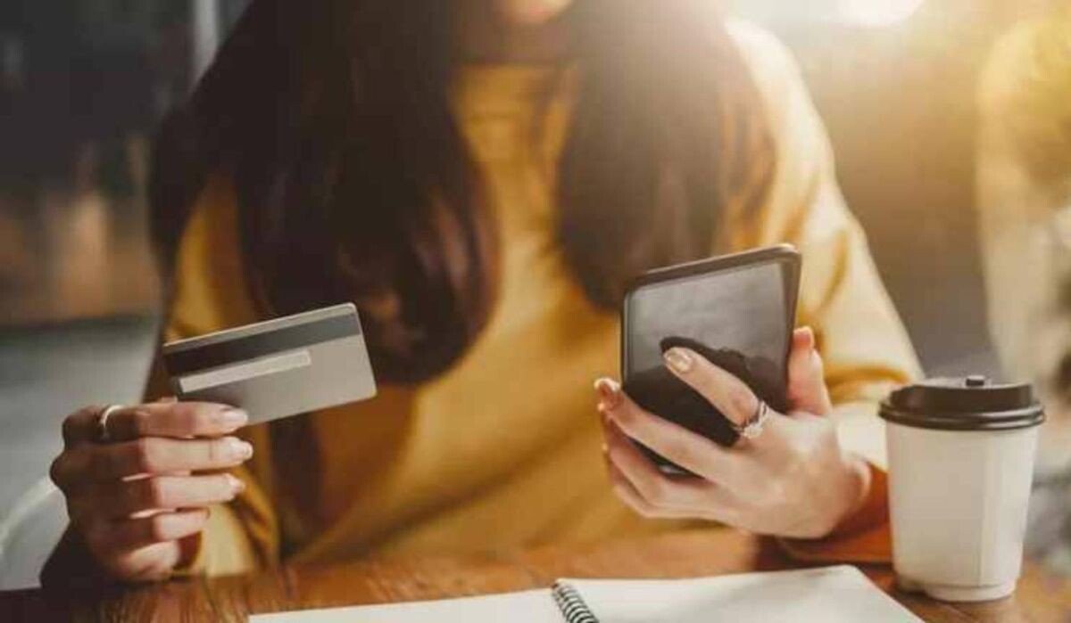     Девушка с картой и телефоном. Источник: ria.ru Автор фото: Nattakorn Maneerat