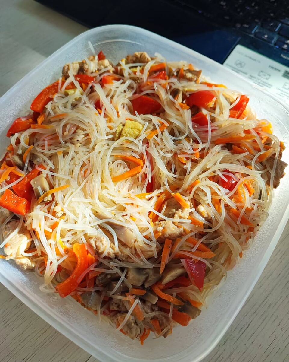 Хранить в контейнере можно 1-2 дня. Но в нас съедается сразу.