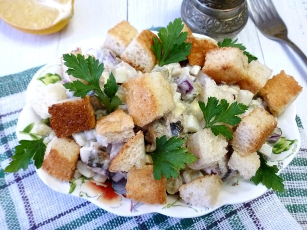 Сытный, с хлебным ароматом: салат со шпротами и сухариками