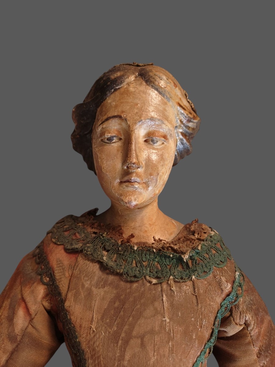 Это деревянный манекен, правда, 19 века