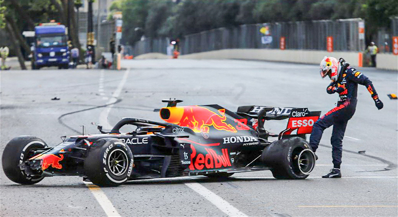 Один удар по машине — вся боль гонки в одном движении. Фото: открытые источники