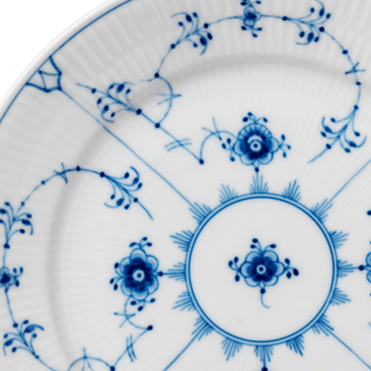 Blue Fluted Plain. Формы‑«рифлёные», узор сдержанный и собранный (фото: https://www.royalcopenhagen.com)