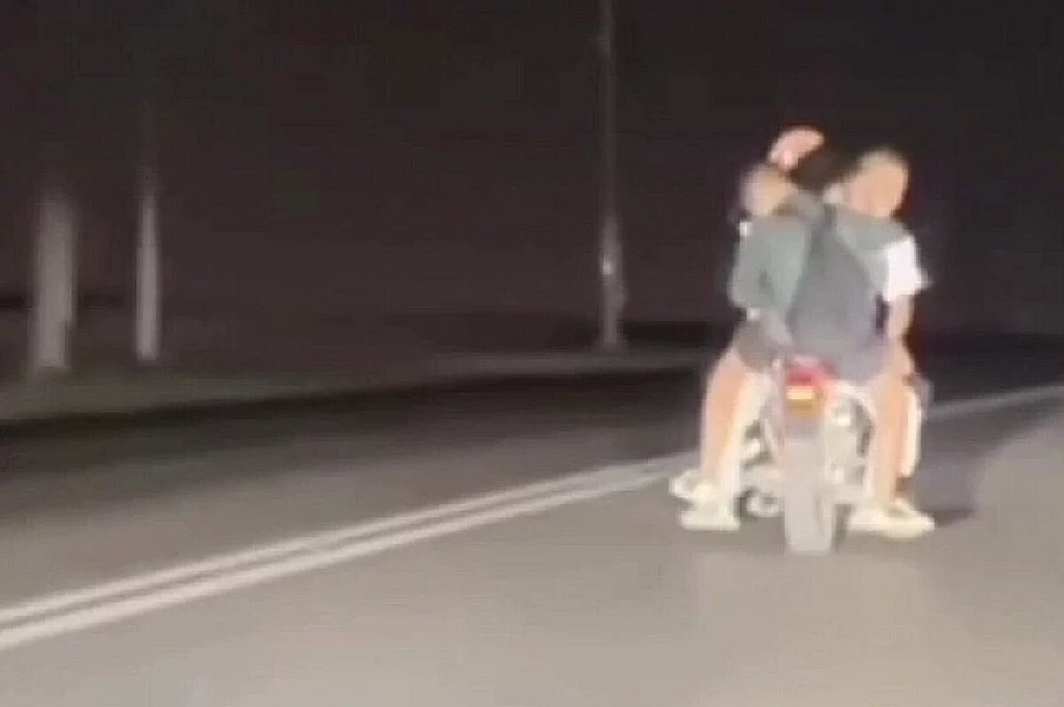    Отчаянные байкеры вчетвером оседлали «железного коня» в Волгограде – видео