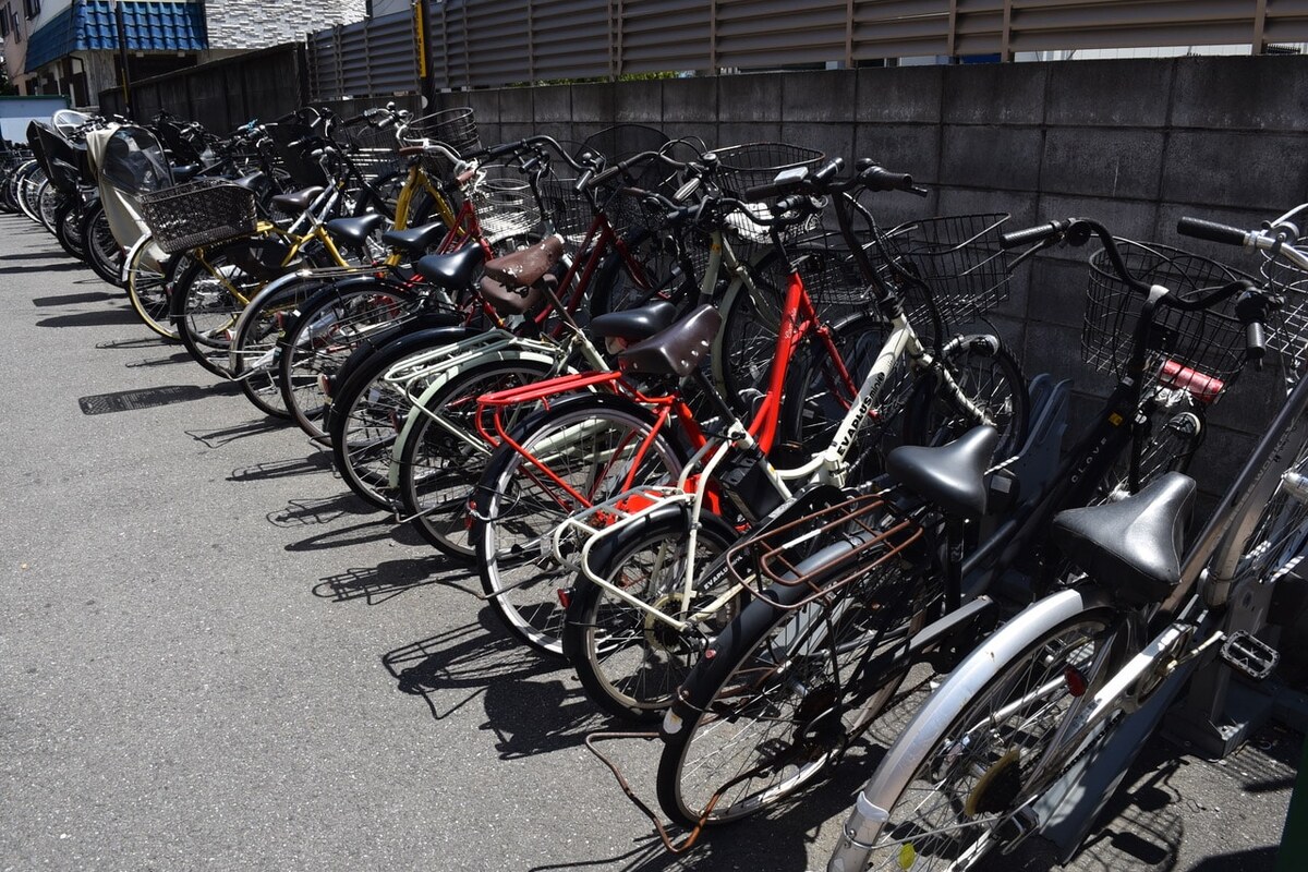 непристегнутые велосипеды на улице в Токио