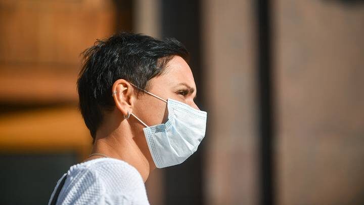 Россиянам посоветовали носить маски для защиты от нового варианта коронавируса