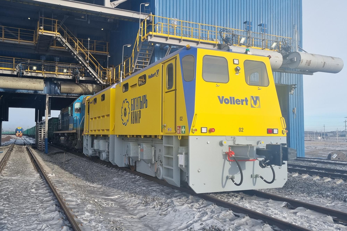 Маневровый робот-тягач Vollert PRO TANDEM DER-300 на угольном разрезе «Богатырь» в Казахстане. Источник: Vollert