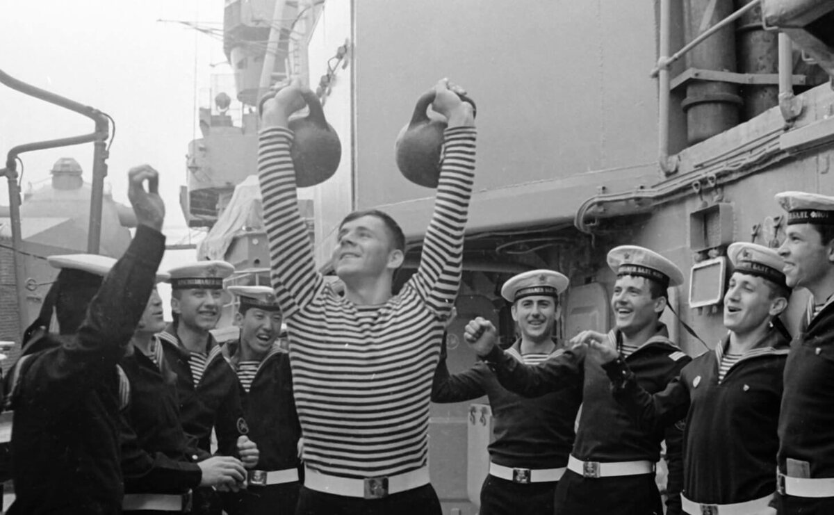    В тельняшках моряки становятся максимально различимыми на фоне всего окружения. Источник фотографии: dzen.ru