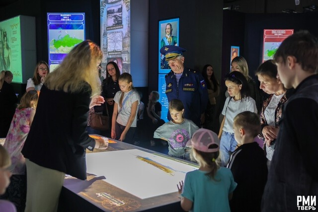 Тверские первоклассники получили портфели из рук генерала