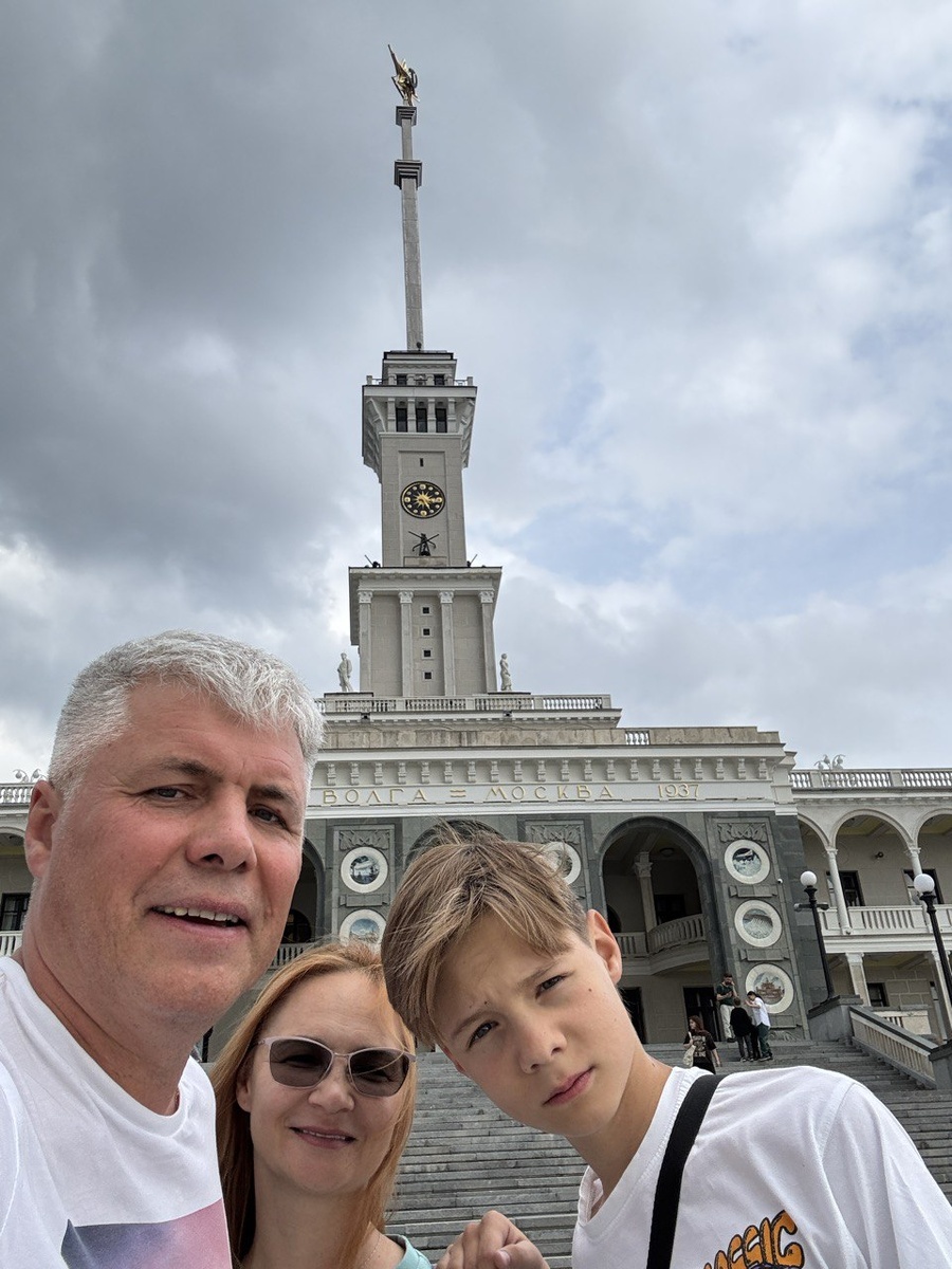Наша дружная семья на фоне здания Северного речного вокзала Москвы. Фото автора.