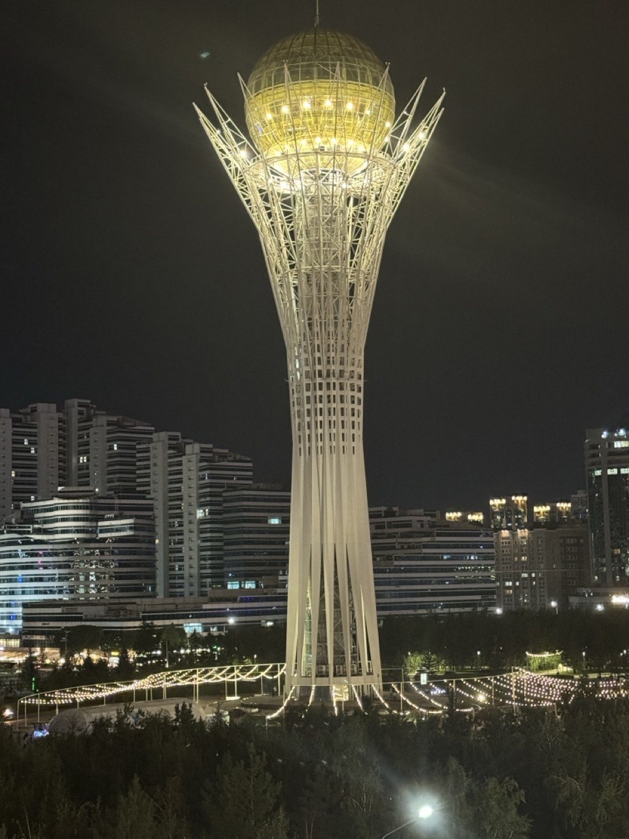 Вечерний Байтерек. Вид из нашего окна. Фото автора.
