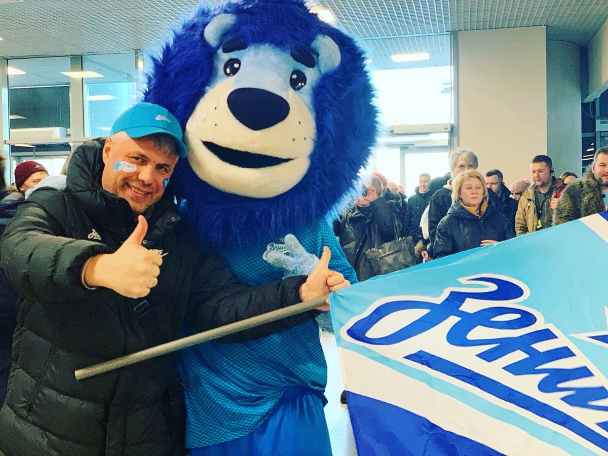 Флаг и символ футбольного клуба "Зенит" со мной! Фото автора.