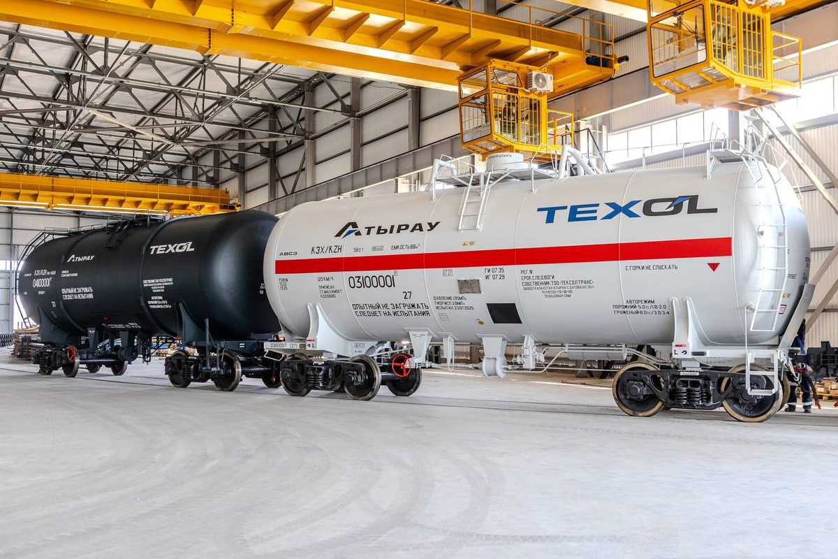 Цистерны моделей 15-3237 и 15-3234 на Атырауском вагоностроительном заводе. Источник: TEXOL