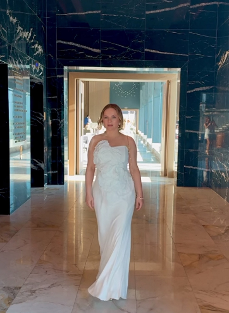 Юлия Проскурякова в струящемся белоснежном платье-бюстье. Фото: соцсети