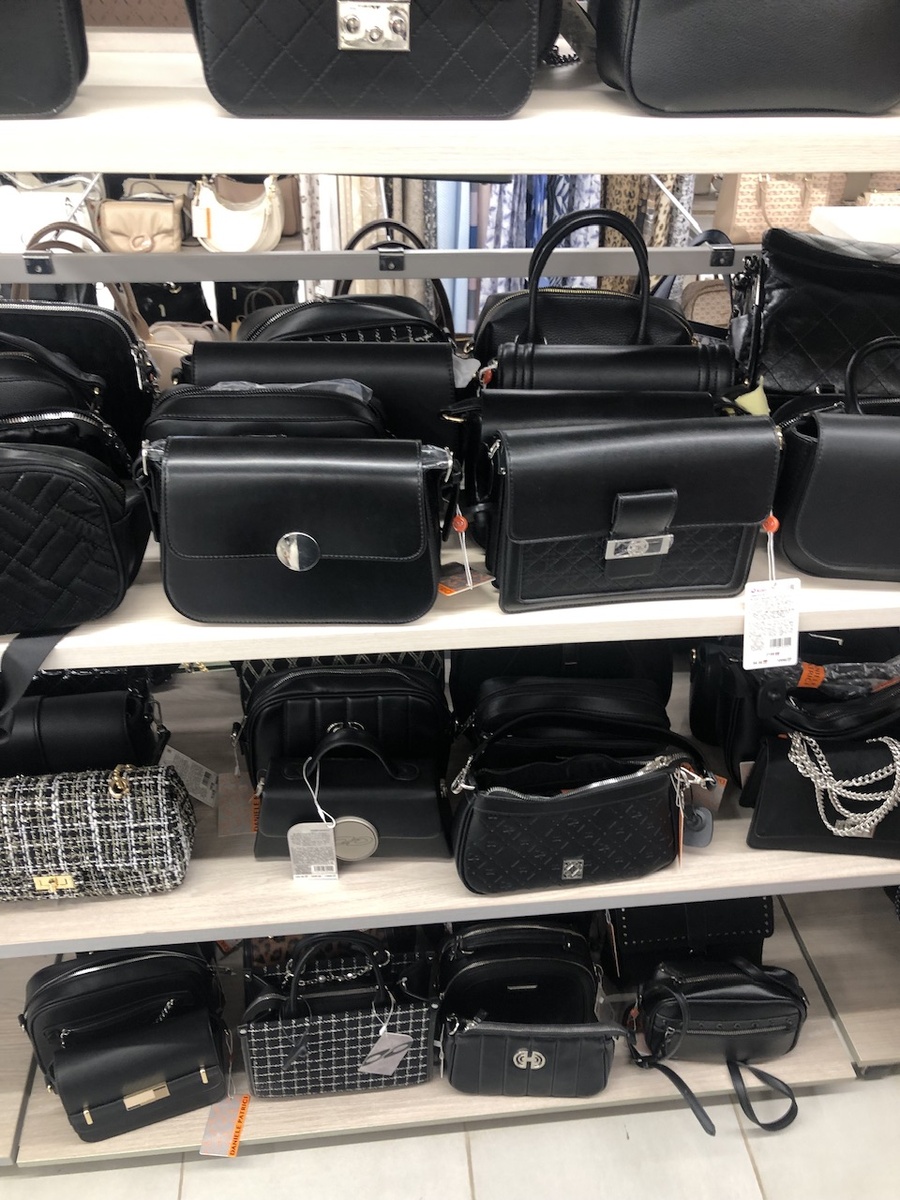 Стеллаж с черными сумочками