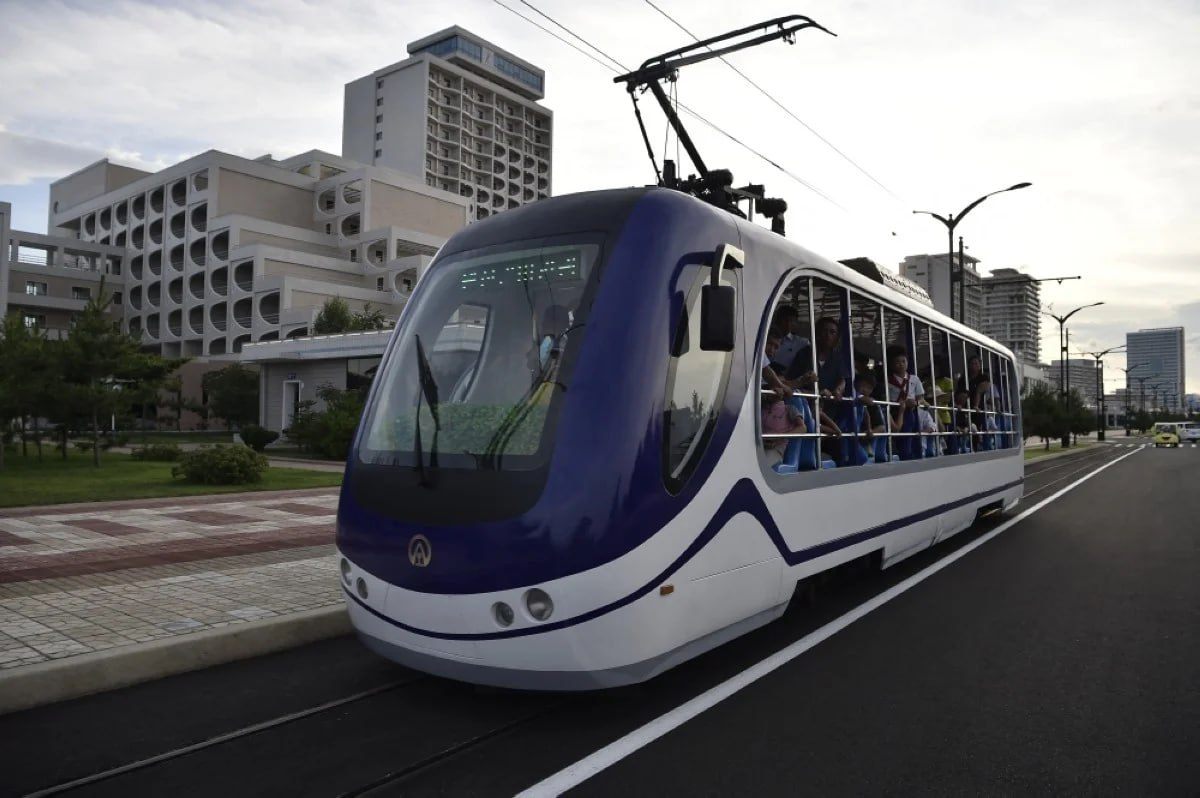 Односекционный туристический трамвай от Пхеньянского электровозостроительного завода имени Ким Чен Тхэ в КНДР. Источник: kuwaittimes