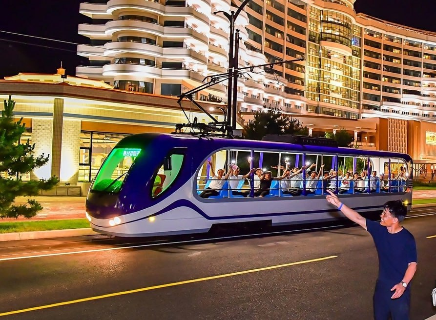 Трамвай от Пхеньянского электровозостроительного завода имени Ким Чен Тхэ на территории курорта «Вонсан-Кальма». Источник: Газета Трудовой партии Северной Кореи