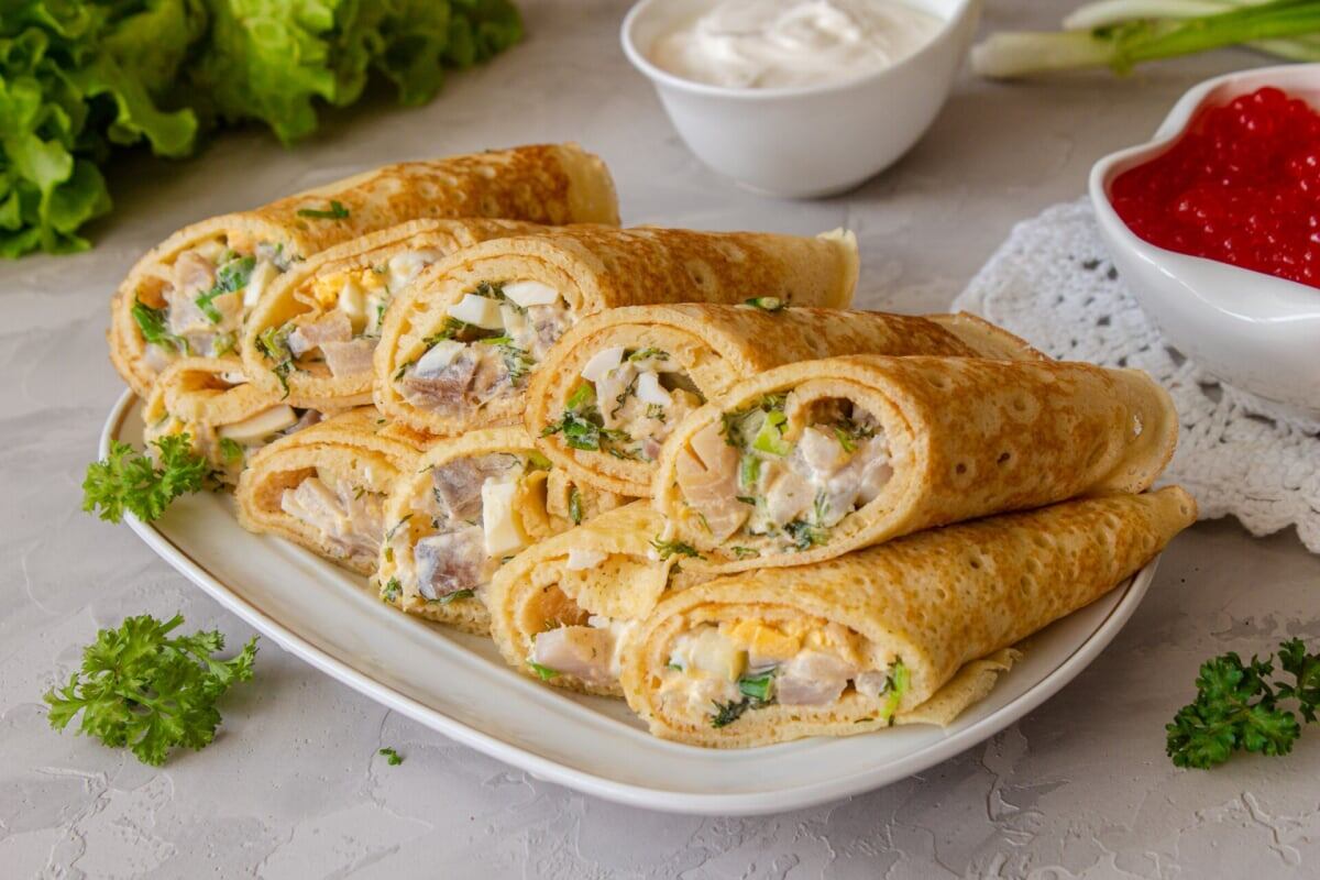 Рулет из блинов с сельдью