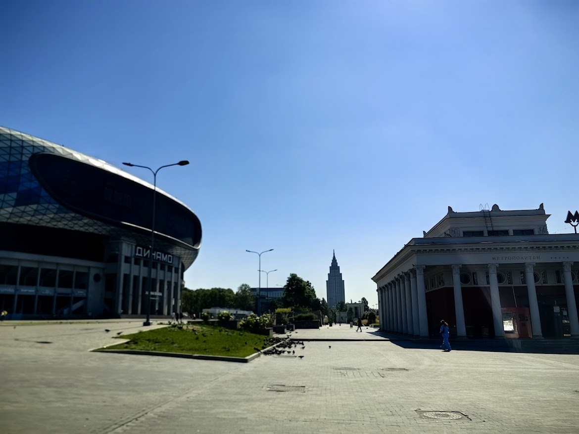 Справа - переход станции метро "Динамо", слева - стадион "ВТБ Арена"