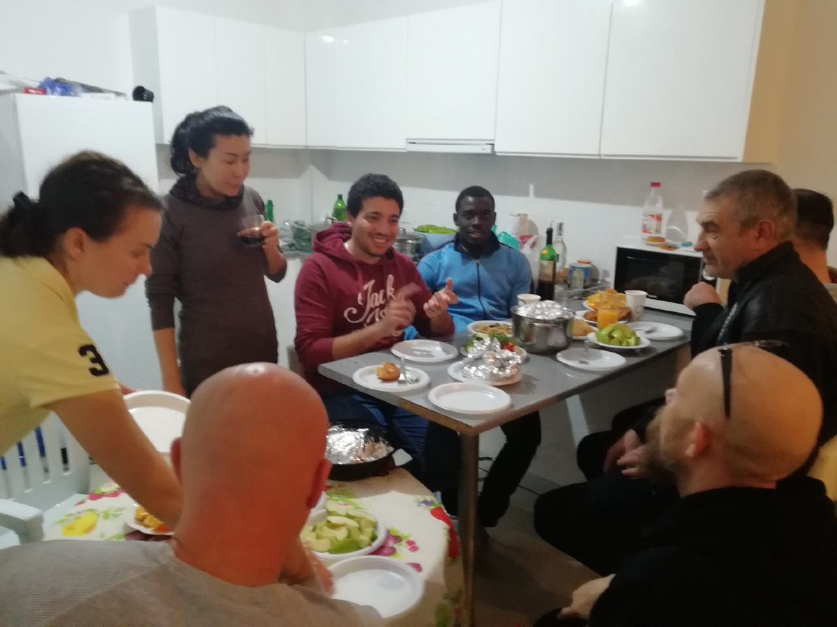 Нас встретили теплым приемом, вкусным столом, и в хорошей компании.