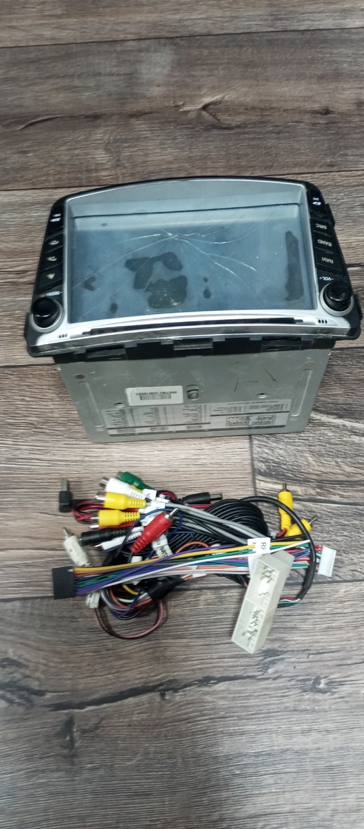 Вот так выглядит эта авто магнитола и провада которые были в коробки вместе с ней