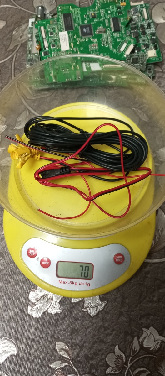 На этой фотографии 70 грамм проводов оказались железные даже чистить не будем кинем в железо 