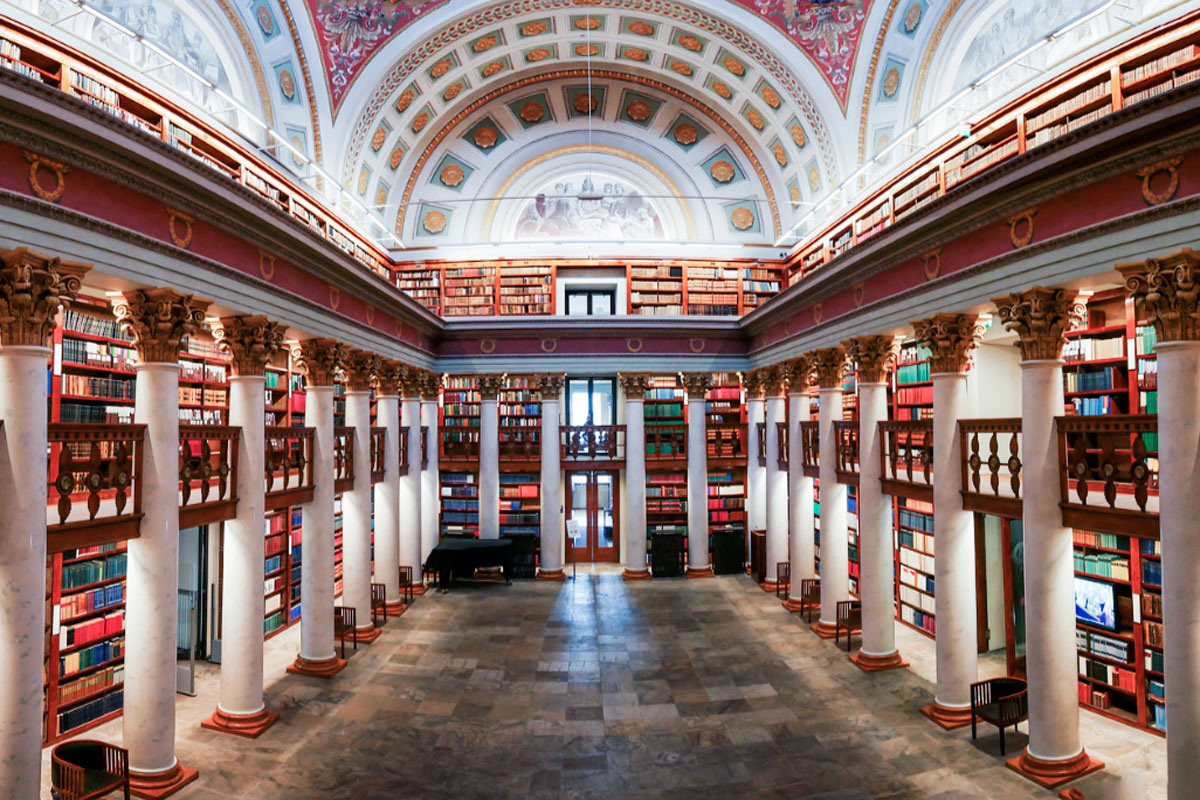 Чтобы описать реальность, не хватит одной книги. Нужна целая библиотека