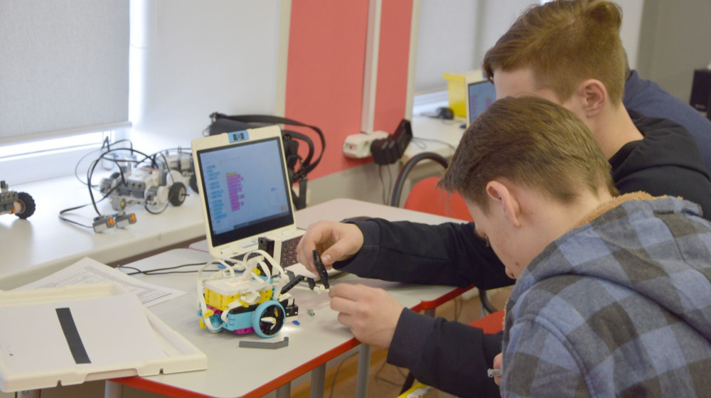   Школьные проекты по робототехнике и биометрия: соединяя технологии и творчество