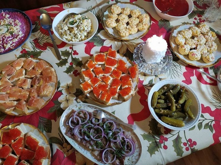 Бутерброды со сливочным маслом и икрой, соленые огурчики, оливье