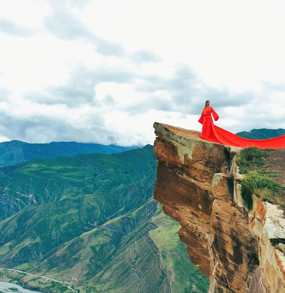 Другой "язык". Здесь всегда можно взять платья с длинным шлейфом в аренду для эффектных снимков. Фото туристов