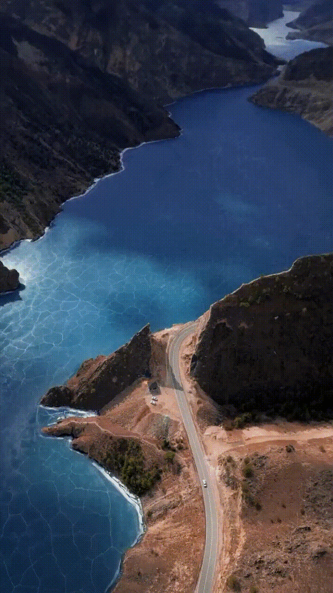 Эта горная дорога как раз ведет в Шамильский район. Здесь показано Гоцатлинское водохранилище зимой!