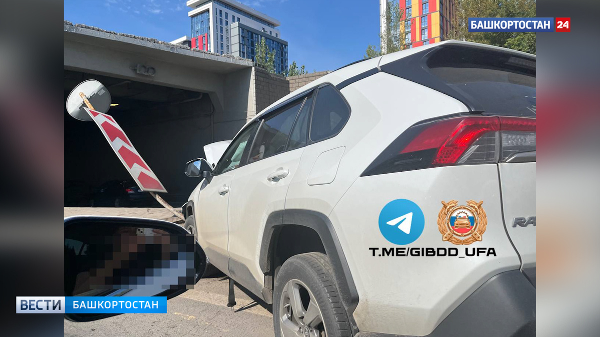   В Уфе Toyota влетела в разделитель полос в тоннеле