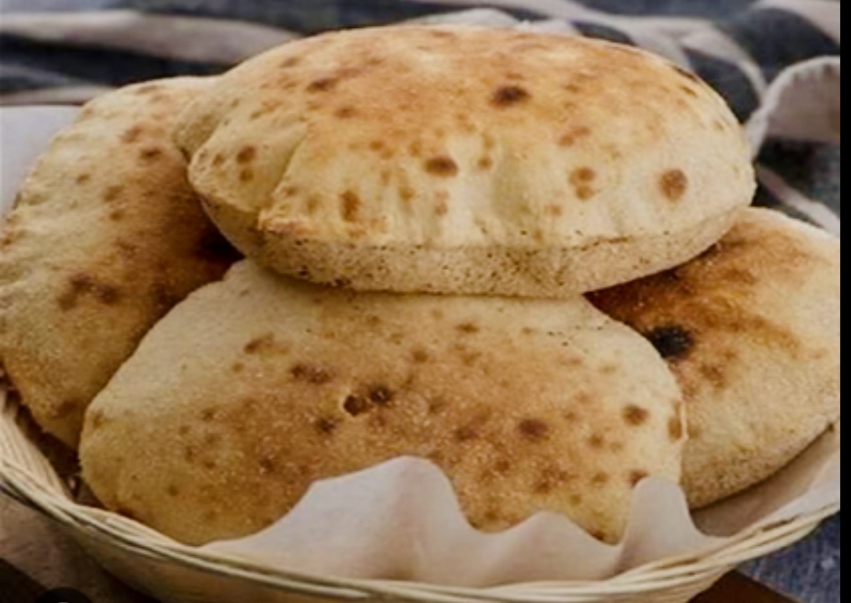 Если разрезать лепешку пополам- получится два «кармана», которые удобно наполнить разными начинками. Традиционные египетские варианты: жареные яйца с бастурмой, фаляфиль с овощами, картошка фри с соусом (кетчуп и майонез).