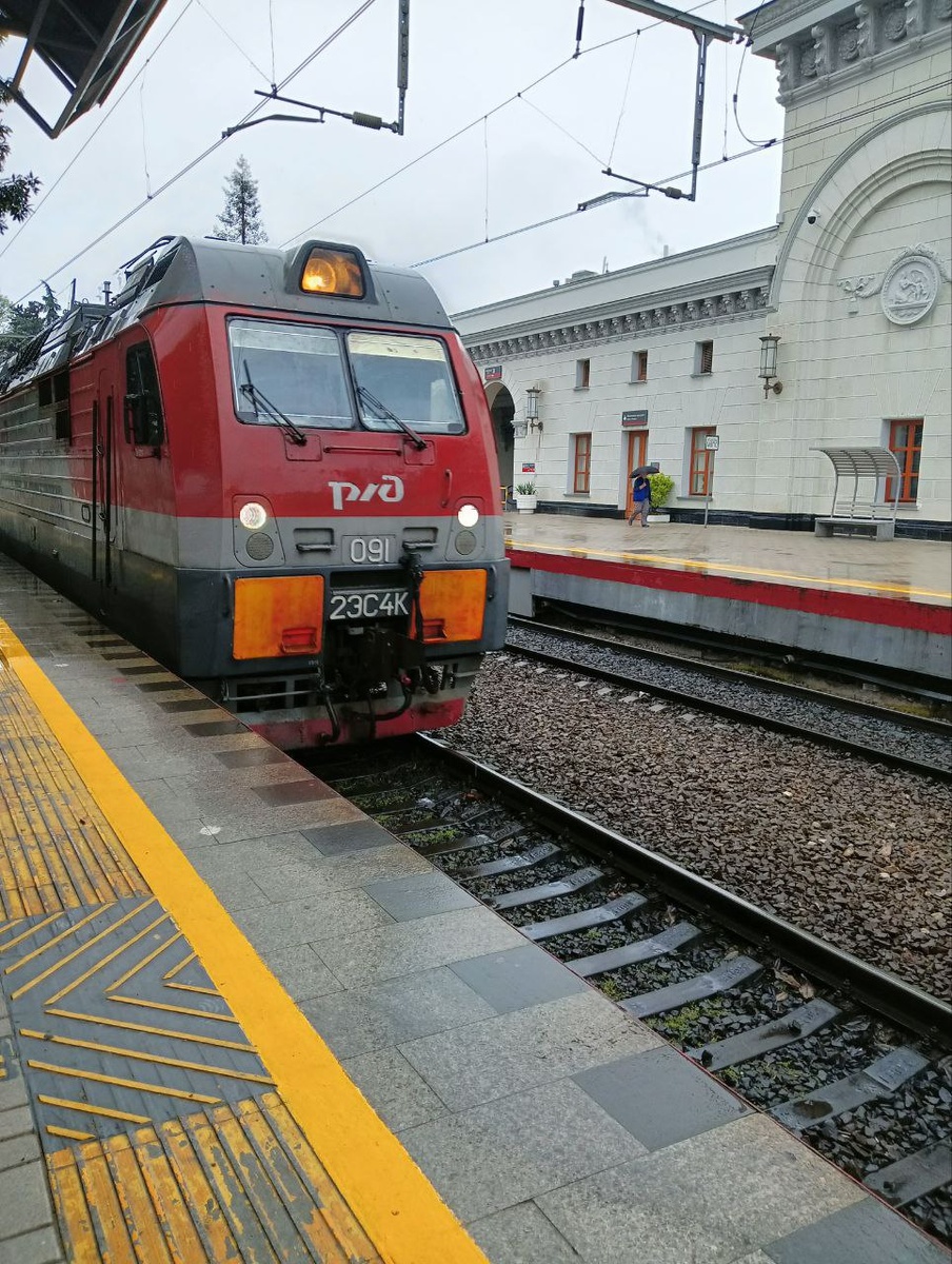 Локомотив 2ЭС4К с поездом "Таврия" прибывает на вокзал города-курорта Сочи. Авторское фото