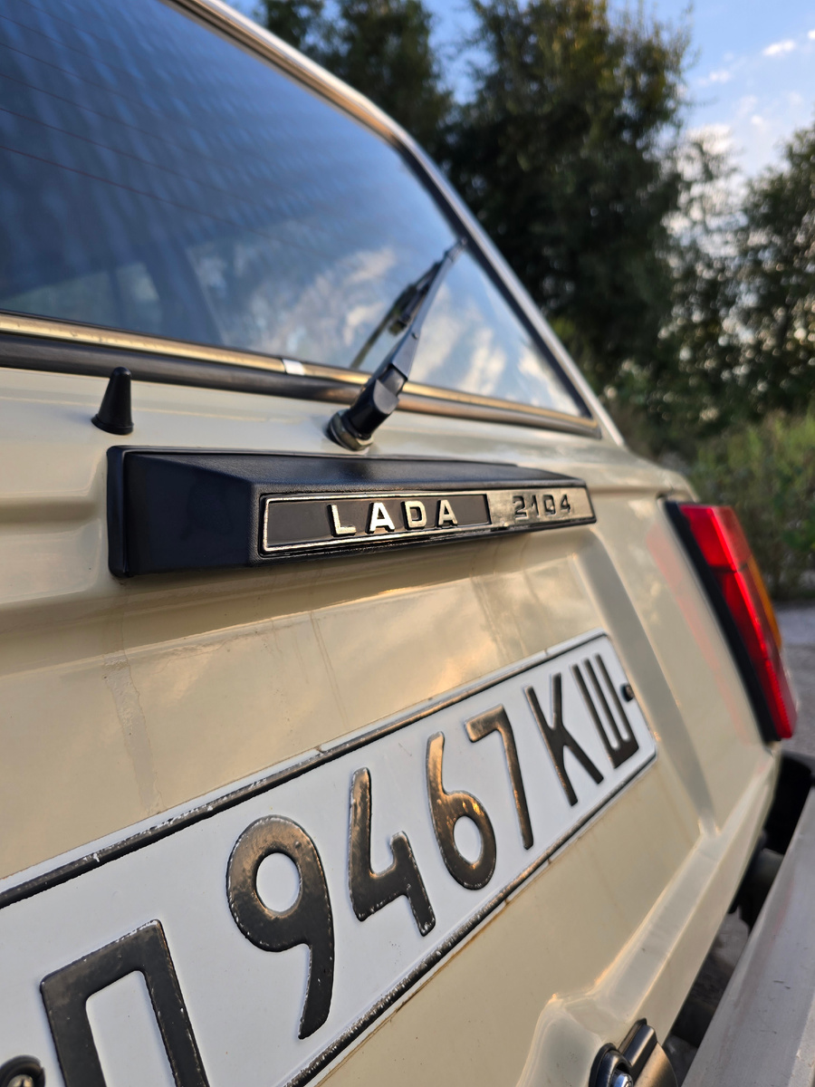 Стильно решение. Подсветка номера спрятана под логотип "LADA 2104".