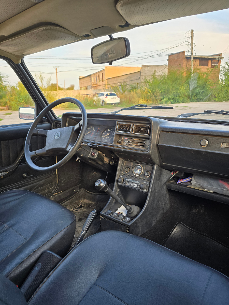 Передняя панель здесь от ВАЗ-2107, а не от ВАЗ-2105, как передок этой машины.