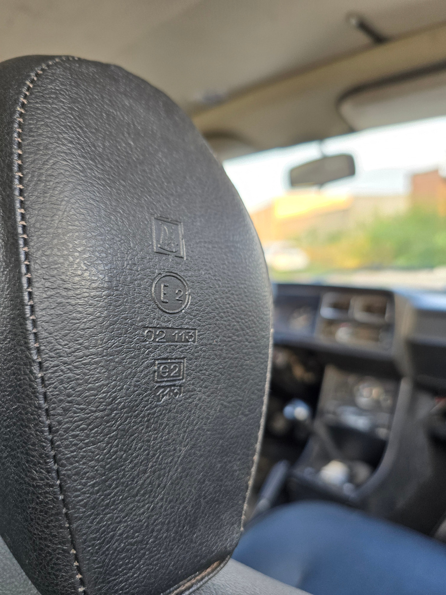 Сиденья обитые экокожей здесь тоже, как у рядовой "пятёрки".