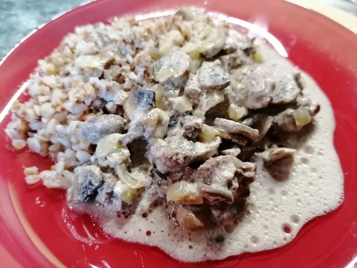 С гречкой — очень вкусно, хотя и выглядит не слишком эффектно