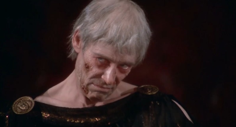 Питер О'Тул в роли Тиберия. Кадр из фильма "Калигула" (1979).