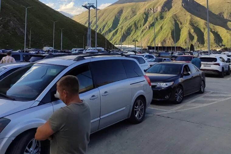 Время ожидания пересечения русско-грузинской границы составляет от 15 до 17 часов
Фото: Нарек Асланян/https://vk.com/vrlars